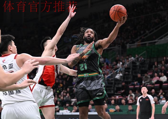 威尔斯半场出战16分钟,8中5得到13分4板1助攻 威尔斯半场出战16分钟,8中5得到13分4板1助攻